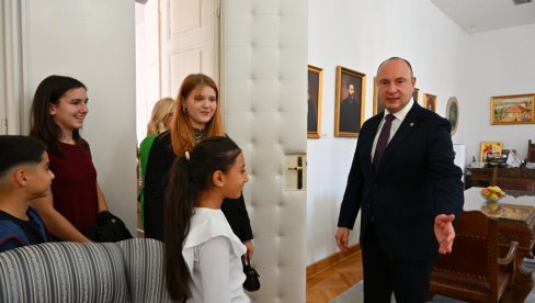 GRADONAČELNIK NOVOG SADA MILAN ĐURIĆ UGOSTIO TALENTOVANE UČENIKE: U razgovoru podelili vizije o razvoju grada GRADONAČELNIK NOVOG SADA MILAN ĐURIĆ UGOSTIO TALENTOVANE UČENIKE: U razgovoru podelili vizije o razvoju grada