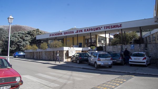 СВЕ МАЊЕ АСИСТЕНАТА У НАСТАВИ: Додатни проблеми за родитеље деце са сметњама у развоју у Републици Српској СВЕ МАЊЕ АСИСТЕНАТА У НАСТАВИ: Додатни проблеми за родитеље деце са сметњама у развоју у Републици Српској
