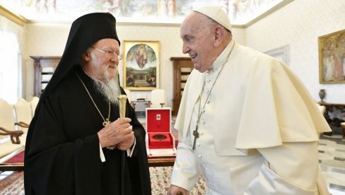 DVE CRKVE SVE BLIŽE Vaseljenski patrijarh i papa se složili: Pravoslavci i katolici zajedno slave Uskrs DVE CRKVE SVE BLIŽE Vaseljenski patrijarh i papa se složili: Pravoslavci i katolici zajedno slave Uskrs