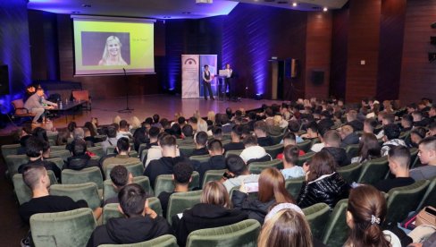 ZA SREDNJOŠKOLCE U SMEDEREVU PREDAVANJE O BORBI PROTIV TRGOVINE LJUDIMA: Opasnosti koje vrebaju mlade ZA SREDNJOŠKOLCE U SMEDEREVU PREDAVANJE O BORBI PROTIV TRGOVINE LJUDIMA: Opasnosti koje vrebaju mlade
