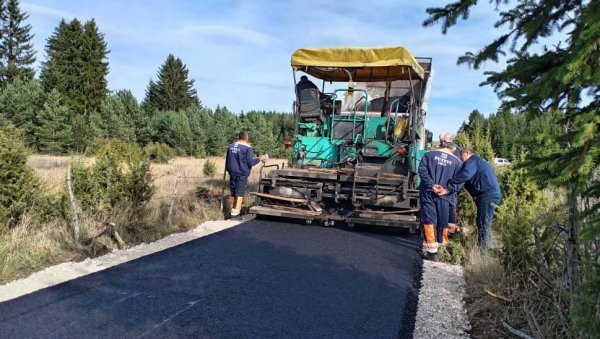 НА НАЛОГ ПРЕДСЕДНИКА ВУЧИЋА: Реконструисана и асфалтирана два километра пута у селу Јабука (ВИДЕО) НА НАЛОГ ПРЕДСЕДНИКА ВУЧИЋА: Реконструисана и асфалтирана два километра пута у селу Јабука (ВИДЕО)