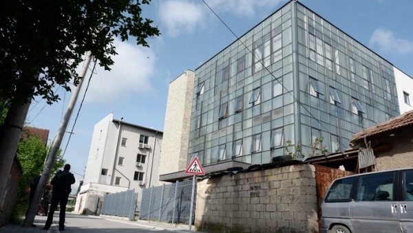 КУРТИ ХОЋЕ ДА ЗАТВОРИ ЦЕНТАР ЗА СОЦИЈАЛНИ РАД У ЛЕПОСАВИЋУ И НА УЛИЦУ ИЗБАЦИ НАЈУГРОЖЕНИЈЕ: Рок радницима до понедељка да изађу КУРТИ ХОЋЕ ДА ЗАТВОРИ ЦЕНТАР ЗА СОЦИЈАЛНИ РАД У ЛЕПОСАВИЋУ И НА УЛИЦУ ИЗБАЦИ НАЈУГРОЖЕНИЈЕ: Рок радницима до понедељка да изађу