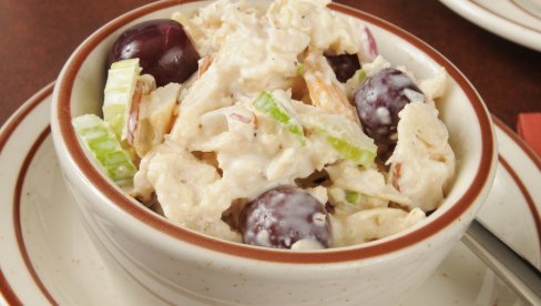 PILEĆA SALATA SA GROŽĐEM: Pravo zadovoljstvo bogatog ukusa PILEĆA SALATA SA GROŽĐEM: Pravo zadovoljstvo bogatog ukusa