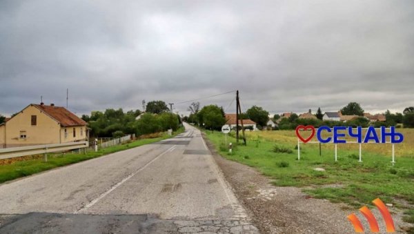 ЗА ПРИКЉУЧКЕ И ТРИМ СТАЗУ 87 МИЛИОНА : Покрајинска влада издвоијила значајна средства у пројекте у Инђији и Сечњу ЗА ПРИКЉУЧКЕ И ТРИМ СТАЗУ 87 МИЛИОНА : Покрајинска влада издвоијила значајна средства у пројекте у Инђији и Сечњу