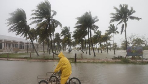 NEVEROVATNO: Uragan doveo do eksplozije tornada, ove brojke Florida ne pamti (VIDEO) NEVEROVATNO: Uragan doveo do eksplozije tornada, ove brojke Florida ne pamti (VIDEO)