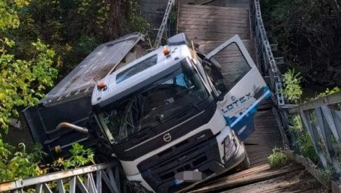 SRUŠIO SE MOST KOD SVILAJNCA: Kamion pokušao da pređe, pa propao sa konstrukcijom (FOTO) SRUŠIO SE MOST KOD SVILAJNCA: Kamion pokušao da pređe, pa propao sa konstrukcijom (FOTO)