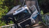 СРУШИО СЕ МОСТ КОД СВИЛАЈНЦА: Камион покушао да пређе, па пропао са конструкцијом (ФОТО) СРУШИО СЕ МОСТ КОД СВИЛАЈНЦА: Камион покушао да пређе, па пропао са конструкцијом (ФОТО)
