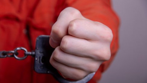 U RANCI I U KUĆI DRŽALA NARKOTIKE: Policija u Titelu uhapsila R.N. (43) osumnjičenu za trgovinu drogom