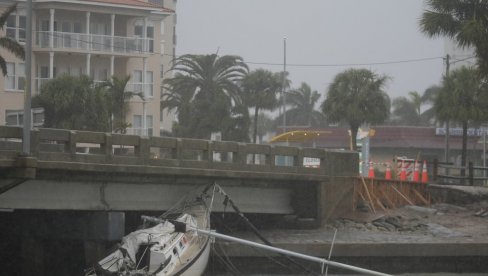 MILTON FLORIDU ZAVIO U CRNO: Poginule najmanje četiri osobe, više od tri miliona bez struje, sto hiljada van domova MILTON FLORIDU ZAVIO U CRNO: Poginule najmanje četiri osobe, više od tri miliona bez struje, sto hiljada van domova