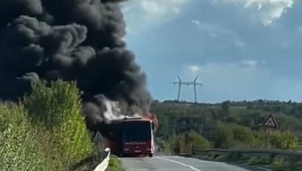 ГОРИ АУТОБУС НА ПУТУ СМЕДЕРЕВО-МАЛО ОРАШЈЕ: Није познато да ли је неко повређен ГОРИ АУТОБУС НА ПУТУ СМЕДЕРЕВО-МАЛО ОРАШЈЕ: Није познато да ли је неко повређен