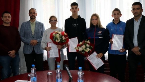 СТИПЕНДИЈЕ ЗА НАЈБОЉЕ: Општина Апатин наградила најуспешније спортисте СТИПЕНДИЈЕ ЗА НАЈБОЉЕ: Општина Апатин наградила најуспешније спортисте