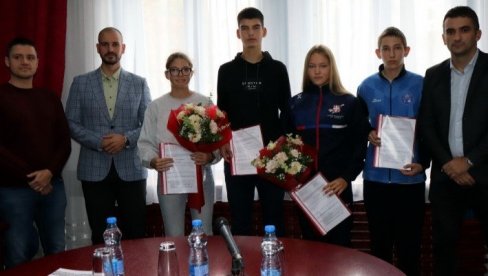 STIPENDIJE ZA NAJBOLJE: Opština Apatin nagradila najuspešnije sportiste STIPENDIJE ZA NAJBOLJE: Opština Apatin nagradila najuspešnije sportiste