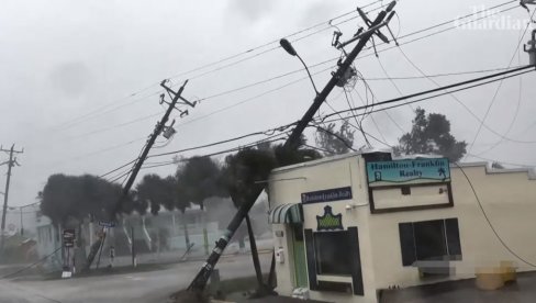 URAGAN MILTON STIGAO NA FLORIDU: Po ulici leti krš, krhotine, drveće se savija, a stubovi i lampioni padaju (VIDEO) URAGAN MILTON STIGAO NA FLORIDU: Po ulici leti krš, krhotine, drveće se savija, a stubovi i lampioni padaju (VIDEO)