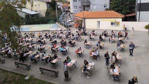 LESKOVČANI OPET OBORILI REKORD: Najveći javni čas crtanja u jugoistočnoj Evropi u organizaciji Škole stripa Nikola Mitrović Kokan LESKOVČANI OPET OBORILI REKORD: Najveći javni čas crtanja u jugoistočnoj Evropi u organizaciji Škole stripa Nikola Mitrović Kokan