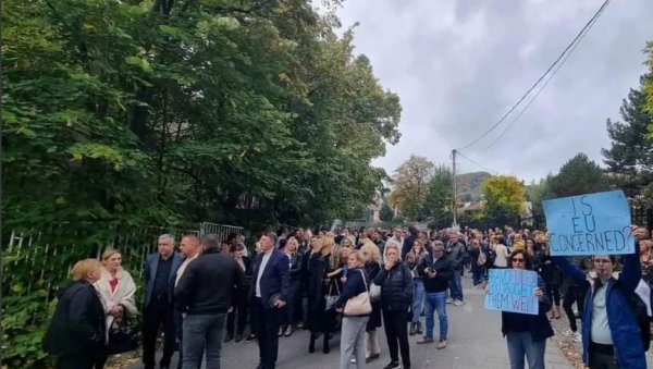 ПРОТЕСТ У СЕВЕРНОЈ МИТРОВИЦИ ЗБОГ ХАПШЕЊА АРСЕНИЈЕВИЋА: Сутра ће да хапсе сваког од нас јер говоримо српски ПРОТЕСТ У СЕВЕРНОЈ МИТРОВИЦИ ЗБОГ ХАПШЕЊА АРСЕНИЈЕВИЋА: Сутра ће да хапсе сваког од нас јер говоримо српски