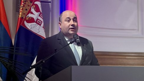 POKUŠAJ PRAVLJENJA SRAMNIH SCENA U BRISELU U DANU NAJVEĆEG DRŽAVNOG PRAZNIKA Kozarev: Ne može šačica izroda da pokvari šajkaču na Manekenu