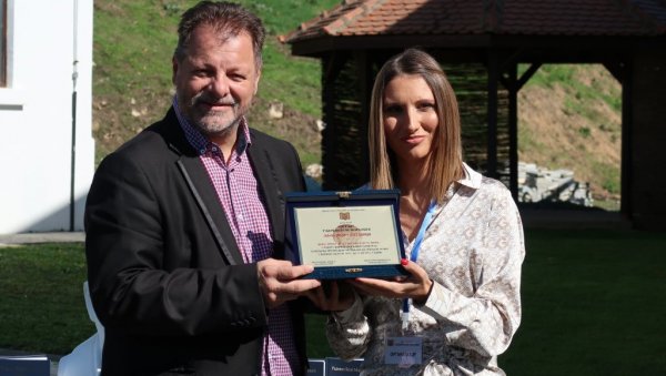 КЊИЖЕВНОСТ КОЈА ИМА ПОТПУНИ СМИСАО: Александру Гаталици уручена књинжевна награда “Радован Бели Марковић” КЊИЖЕВНОСТ КОЈА ИМА ПОТПУНИ СМИСАО: Александру Гаталици уручена књинжевна награда “Радован Бели Марковић”