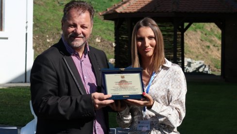 KNJIŽEVNOST KOJA IMA POTPUNI SMISAO: Aleksandru Gatalici uručena knjinževna nagrada “Radovan Beli Marković” KNJIŽEVNOST KOJA IMA POTPUNI SMISAO: Aleksandru Gatalici uručena knjinževna nagrada “Radovan Beli Marković”