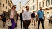 MILATOVIĆ TOKOM ŠETNJE DUBROVNIKOM: Crna Gora je doprinela razaranju grada (FOTO) MILATOVIĆ TOKOM ŠETNJE DUBROVNIKOM: Crna Gora je doprinela razaranju grada (FOTO)