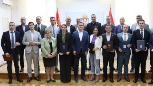 GRADOVI U FOKUSU: Selaković potpisao ugovore sa predstavnicima 15 opština GRADOVI U FOKUSU: Selaković potpisao ugovore sa predstavnicima 15 opština