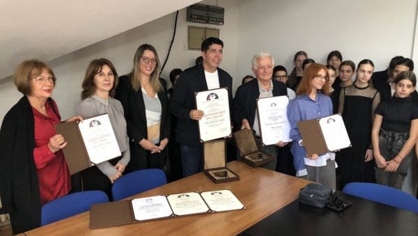 ЂАЦИ ОДАБРАЛИ НАЈБОЉЕ ПИСЦЕ: Додељена традиционална признања Доситејево перо, 28. пут по реду ЂАЦИ ОДАБРАЛИ НАЈБОЉЕ ПИСЦЕ: Додељена традиционална признања Доситејево перо, 28. пут по реду