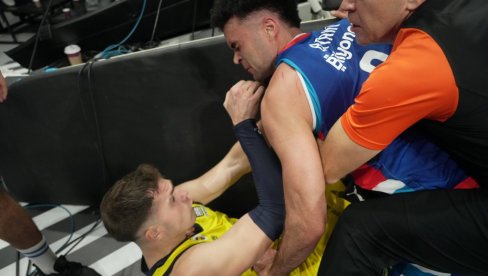 HAOS NA DERBIJU EVROLIGE: Potukli se Biberović i Brajant, sudije ih izbacile sa terena (VIDEO) HAOS NA DERBIJU EVROLIGE: Potukli se Biberović i Brajant, sudije ih izbacile sa terena (VIDEO)
