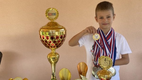 НОВАК МИ ЈЕ УЗОР, А АЛКАРАЗА ЋУ ДА ПОБЕДИМ: Душан Вукосављевић, из Звечана, најбољи тенисер Србије у категорији од шест до осам година НОВАК МИ ЈЕ УЗОР, А АЛКАРАЗА ЋУ ДА ПОБЕДИМ: Душан Вукосављевић, из Звечана, најбољи тенисер Србије у категорији од шест до осам година