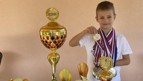 NOVAK MI JE UZOR, A ALKARAZA ĆU DA POBEDIM: Dušan Vukosavljević, iz Zvečana, najbolji teniser Srbije u kategoriji od šest do osam godina NOVAK MI JE UZOR, A ALKARAZA ĆU DA POBEDIM: Dušan Vukosavljević, iz Zvečana, najbolji teniser Srbije u kategoriji od šest do osam godina