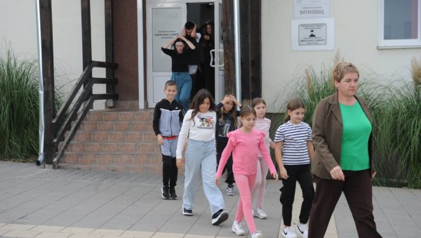 УСПЕШНА ВЕЖБА ЕВАКУАЦИЈЕ: У Краљевачким школама одржана едукација ђака у случају земљотреса УСПЕШНА ВЕЖБА ЕВАКУАЦИЈЕ: У Краљевачким школама одржана едукација ђака у случају земљотреса