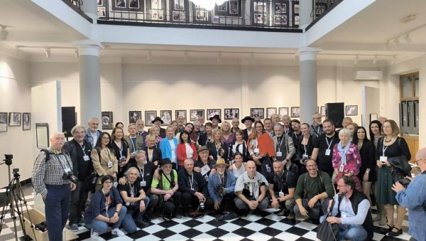 ТОМИН ШЕШИР МИЛОРАДУ МИЛИЋЕВИЋУ: У току 14. Самит фотографа бивше Југославије ТОМИН ШЕШИР МИЛОРАДУ МИЛИЋЕВИЋУ: У току 14. Самит фотографа бивше Југославије