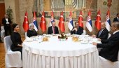 ВУЧИЋ НА РУЧКУ СА ЕРДОГАНОМ: Обичаји су нам слични, а тема за разговор има много (ФОТО) ВУЧИЋ НА РУЧКУ СА ЕРДОГАНОМ: Обичаји су нам слични, а тема за разговор има много (ФОТО)