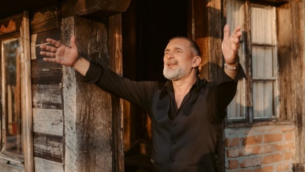 ВРАЋАМ ТИ СЕ МОЈА РОДНА ГРУДО: Кудра изазвао велику пажњу нумером о домовини (ФОТО/ВИДЕО) ВРАЋАМ ТИ СЕ МОЈА РОДНА ГРУДО: Кудра изазвао велику пажњу нумером о домовини (ФОТО/ВИДЕО)