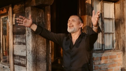 VRAĆAM TI SE MOJA RODNA GRUDO: Kudra izazvao veliku pažnju numerom o domovini (FOTO/VIDEO) VRAĆAM TI SE MOJA RODNA GRUDO: Kudra izazvao veliku pažnju numerom o domovini (FOTO/VIDEO)