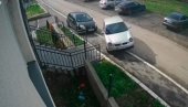 ŠOKATNI SNIMAK NASILNE VOŽNJE: Vozač malom ulicom umalo prevrnuo auto ŠOKATNI SNIMAK NASILNE VOŽNJE: Vozač malom ulicom umalo prevrnuo auto