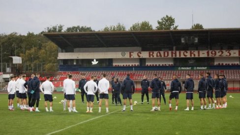 ORLOVI SPREMNI ZA ŠVAJCARSKU: Fudbaleri Srbije trenirali na Čairu, kiša nije uticala na atmosferu (FOTO) ORLOVI SPREMNI ZA ŠVAJCARSKU: Fudbaleri Srbije trenirali na Čairu, kiša nije uticala na atmosferu (FOTO)