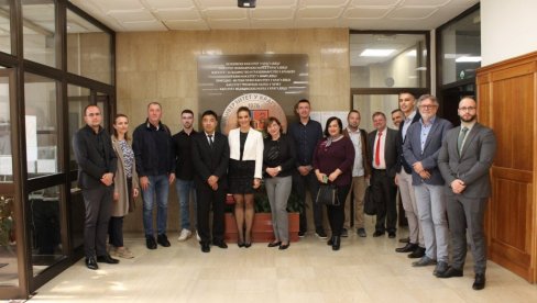 JAČANJE OBRAZOVNIH I NAUČNIH VEZA IZMEĐU SRBIJE I KINE: Oliver Vu u posti Univerzitetu u Kragujevcu JAČANJE OBRAZOVNIH I NAUČNIH VEZA IZMEĐU SRBIJE I KINE: Oliver Vu u posti Univerzitetu u Kragujevcu