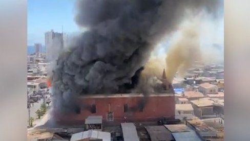 DRAMATIČNE SCENE U ČILEU: Vatrena stihija progutala katedralu od istorijskog značaja (VIDEO) DRAMATIČNE SCENE U ČILEU: Vatrena stihija progutala katedralu od istorijskog značaja (VIDEO)