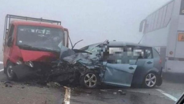 СТРАШНА НЕСРЕЋА НА ПУТУ БОЉЕВАЦ-ПАРАЋИН: Шесторо повређених, језиви призори са лица места (ФОТО) СТРАШНА НЕСРЕЋА НА ПУТУ БОЉЕВАЦ-ПАРАЋИН: Шесторо повређених, језиви призори са лица места (ФОТО)