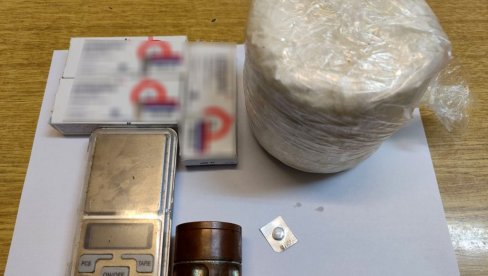 UHAPŠEN MUŠKARAC: Osumnjičen za trgovinu narkoticima UHAPŠEN MUŠKARAC: Osumnjičen za trgovinu narkoticima