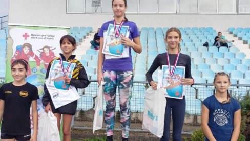 „TRKA ZA SREĆNIJE DETINJSTVO“: Najboljima dodeljene majice, medalje i i diplome „TRKA ZA SREĆNIJE DETINJSTVO“: Najboljima dodeljene majice, medalje i i diplome