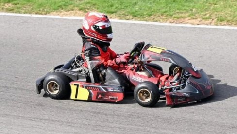 UBEDLJIVO DO POBEDE: Luka Macura šampion Srbije u kartingu UBEDLJIVO DO POBEDE: Luka Macura šampion Srbije u kartingu