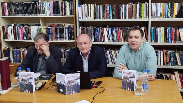 У НОВОМ СВЕТЛУ ДО СЛОБОДЕ: Поводом јубиларних 80 година од ослобођења Параћина, одштампана књига Младена Стевића У НОВОМ СВЕТЛУ ДО СЛОБОДЕ: Поводом јубиларних 80 година од ослобођења Параћина, одштампана књига Младена Стевића