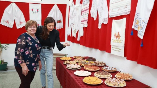 АНКИН ВЕЗ НАЈЛЕПШИ: У Иђошу код Кикинде одржане Ђаконије, манифестација која чува наслеђе, одржан и избор пешкира АНКИН ВЕЗ НАЈЛЕПШИ: У Иђошу код Кикинде одржане Ђаконије, манифестација која чува наслеђе, одржан и избор пешкира