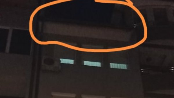 НОВОСТИ НА МЕСТУ НЕСРЕЋЕ У НОВОМ ПАЗАРУ: Ово је зграда са које је малишан пао, дете неприметно изашло на плато (ВИДЕО) НОВОСТИ НА МЕСТУ НЕСРЕЋЕ У НОВОМ ПАЗАРУ: Ово је зграда са које је малишан пао, дете неприметно изашло на плато (ВИДЕО)