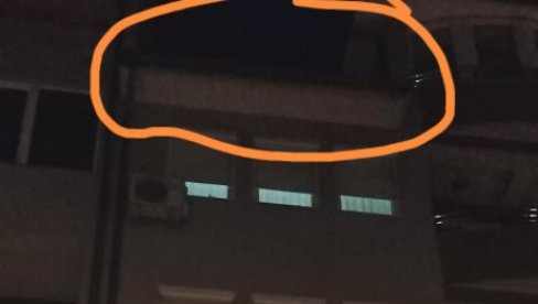 NOVOSTI NA MESTU NESREĆE U NOVOM PAZARU: Ovo je zgrada sa koje je mališan pao, dete neprimetno izašlo na plato (VIDEO) NOVOSTI NA MESTU NESREĆE U NOVOM PAZARU: Ovo je zgrada sa koje je mališan pao, dete neprimetno izašlo na plato (VIDEO)