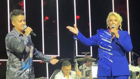 VELIKA PODRŠKA: Snežani Đurišić se kolege pridružile na sceni (FOTO) VELIKA PODRŠKA: Snežani Đurišić se kolege pridružile na sceni (FOTO)