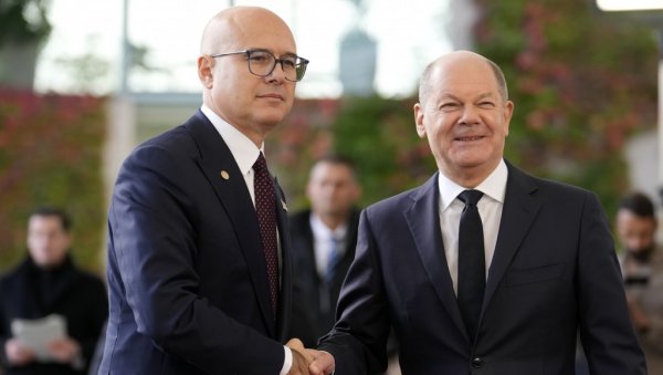 ВУЧЕВИЋ СТИГАО НА САМИТ БЕРЛИНСКОГ ПРОЦЕСА: Премијера Србије дочекао немачки канцелар Олаф Шолц (ФОТО/ВИДЕО) ВУЧЕВИЋ СТИГАО НА САМИТ БЕРЛИНСКОГ ПРОЦЕСА: Премијера Србије дочекао немачки канцелар Олаф Шолц (ФОТО/ВИДЕО)