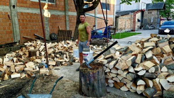 ЦЕПА ДРВА ДА ПОМОГНЕ БОЛЕСНИМА: Виктор Божић, из Руме, на необичан начин показује своју хуманост ЦЕПА ДРВА ДА ПОМОГНЕ БОЛЕСНИМА: Виктор Божић, из Руме, на необичан начин показује своју хуманост