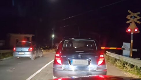 BAHATOST NE POZNAJE GRANICE: Novi snimak nesavesnog vozača razbesneo sve - Umesto rampe, uveo bih šiljke (VIDEO) BAHATOST NE POZNAJE GRANICE: Novi snimak nesavesnog vozača razbesneo sve - Umesto rampe, uveo bih šiljke (VIDEO)