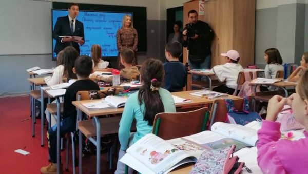 НАЦИОНАЛНА ЧИТАНКА ПРЕДСТАВЉЕНА ЂАЦИМА У ПРИБОЈУ: Ризница ускоро у свим учионицама НАЦИОНАЛНА ЧИТАНКА ПРЕДСТАВЉЕНА ЂАЦИМА У ПРИБОЈУ: Ризница ускоро у свим учионицама